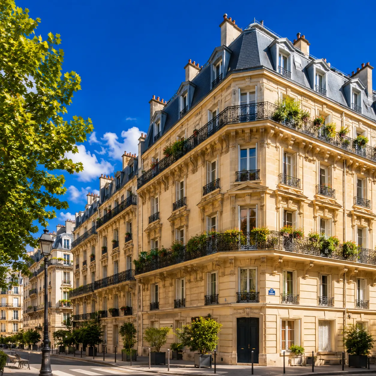 Gestionnaire de copropriété souriant à son bureau